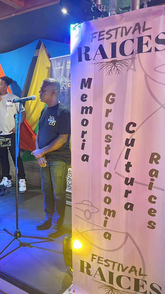 Artistas en el escenario del Festival Raíces