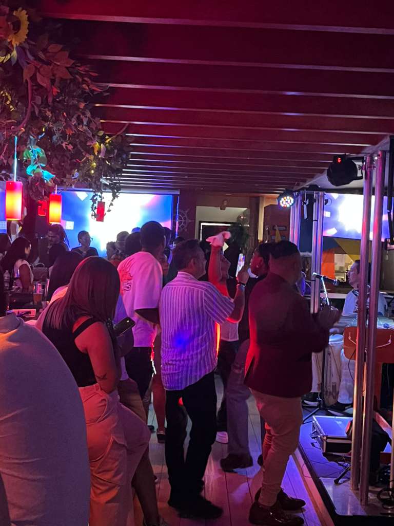 Comunidad bailando en el Festival Raíces