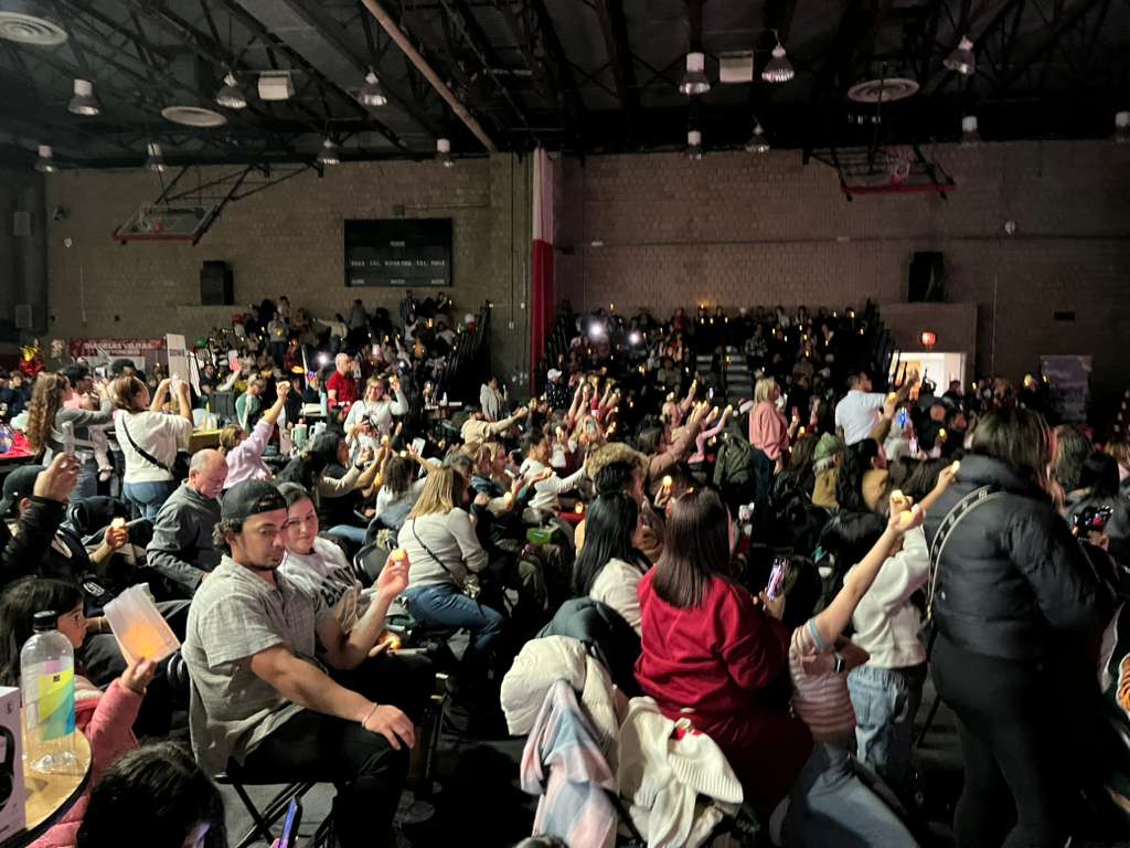 Salón lleno en el Festival Raíces — comunidad bailando
