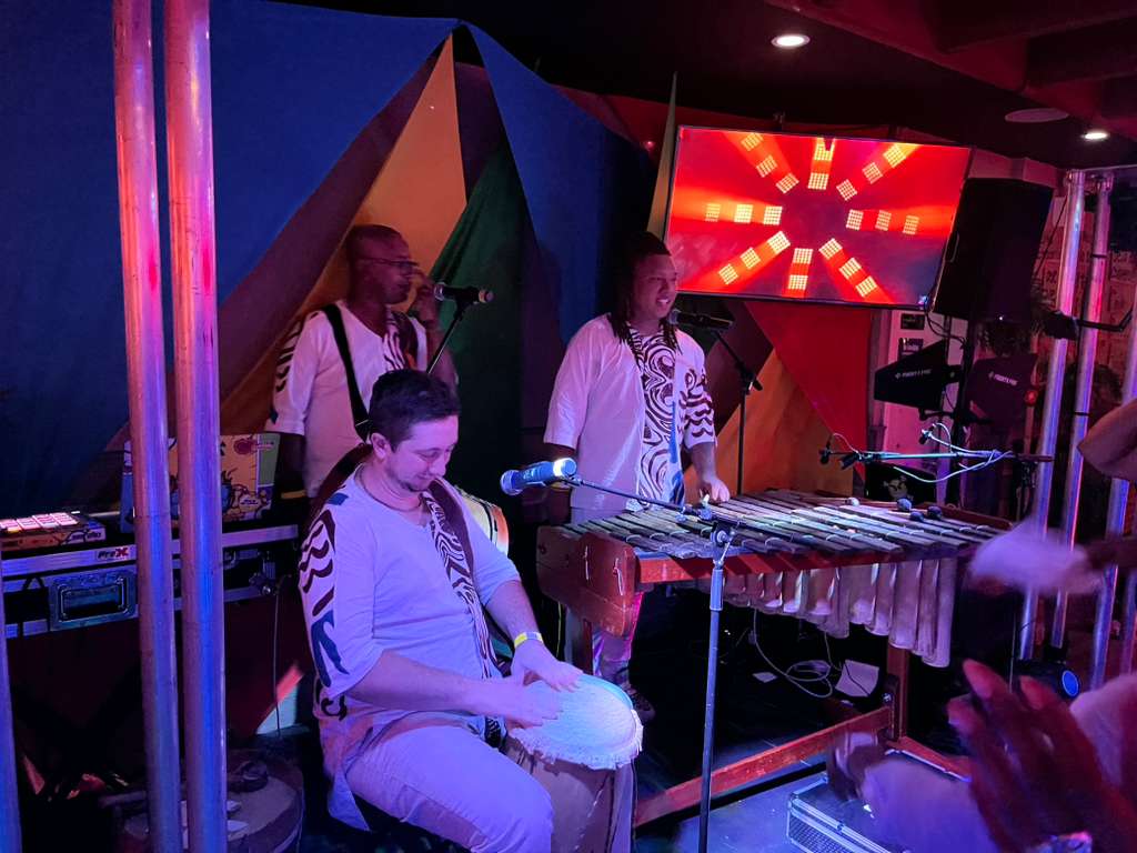 Músicos tocando marimba y cununos en vivo — Festival Raíces
